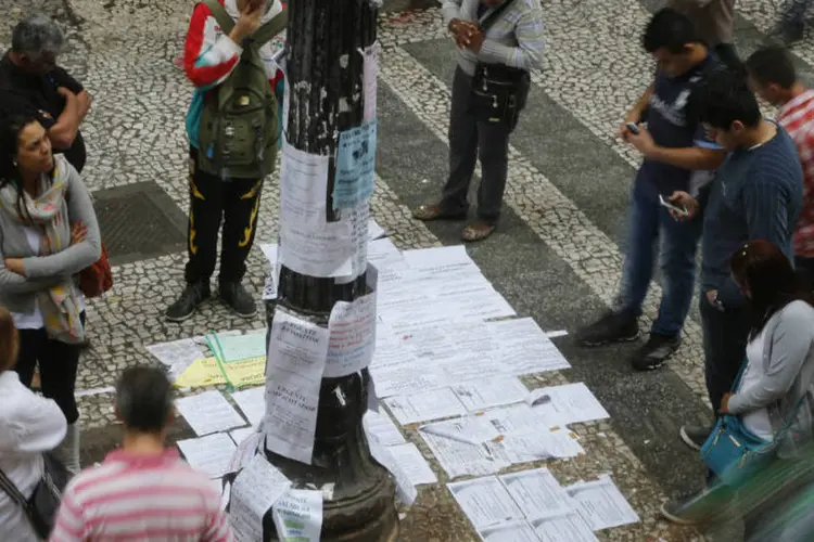 
	Desemprego: pessoas olham vagas de trabalho em cartazes no centro de S&atilde;o Paulo
 (REUTERS/Paulo Whitaker)