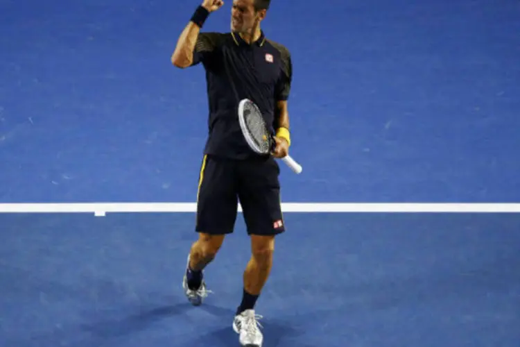 Novak Djokovic da Sérvia comemora após derrotar David Ferrer da Espanha no Aberto da Austrália (REUTERS / David Gray)