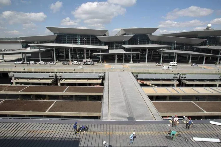 
	Oper&aacute;rios trabalham nas pontes de acesso ao novo Terminal 3 do Aeroporto de Guarulhos
 (REUTERS/Chico Ferreira)
