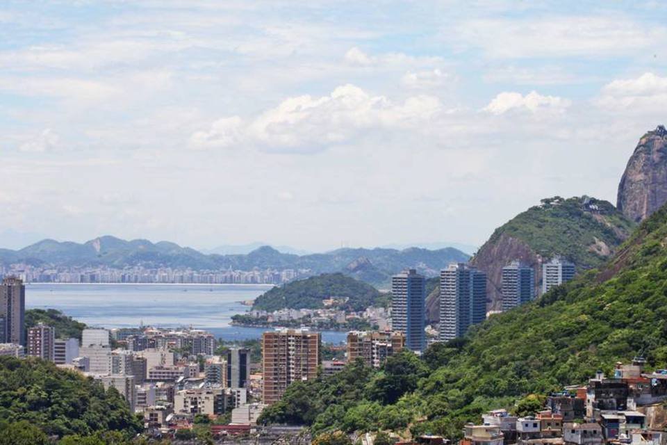 Pessoas protestam contra fim de projetos ambientais no Rio