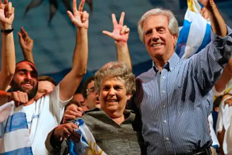 O candidato à presidência no Uruguai, Tabaré Vázquez, em comemoração com sua esposa Maria Auxiliadora depois das eleições em Montevidéu
 (PABLO BIELLI/AFP)