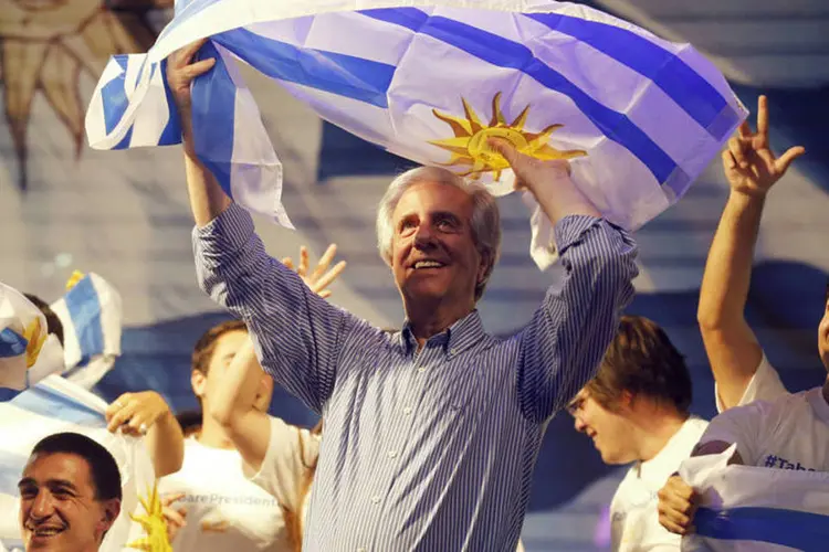 Candidato Tabaré Vázquez, da Frente Ampla, com a bandeira do Uruguai durante um discurso em Montevidéu (Andres Stapff/Reuters)