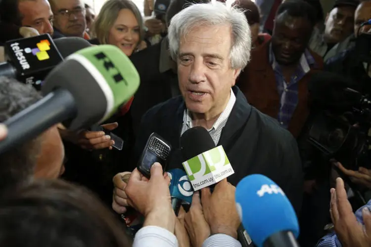 
	Candidato &agrave; Presid&ecirc;ncia do Uruguai Tabar&eacute; V&aacute;zquez, da Frente Ampla, fala &agrave; imprensa ap&oacute;s votar em Montevid&eacute;u
 (Andres Stapff/Reuters)