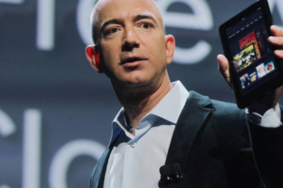 
	CEO da Amazon, Jeff Bezos, e o tablet Kindle Fire: empresa quer expandir portf&oacute;lio de produtos e pode lan&ccedil;ar smartphone
 (Spencer Platt/Getty Images)
