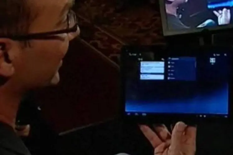 Andy Rubin mostra tablet da Motorola rodando o Honeycomb (Reprodução/All Things Digital)