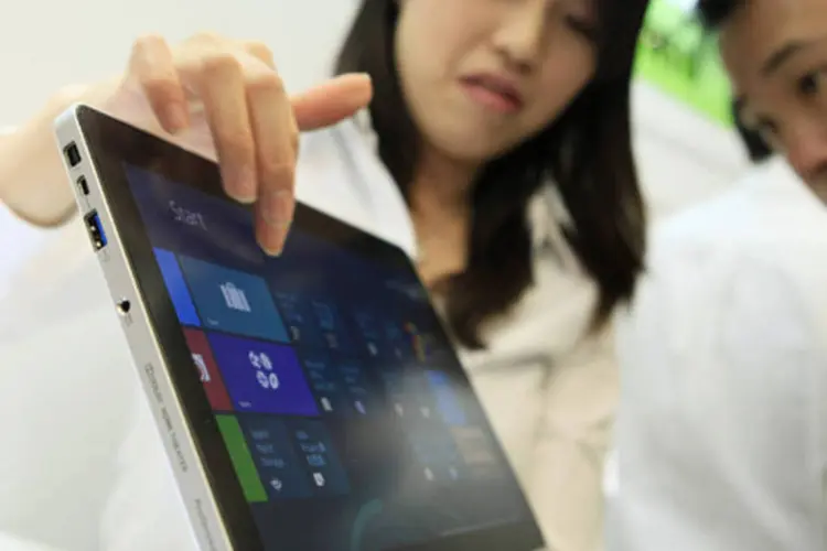 Atendente mostra tablet da Acer a cliente (Bloomberg)