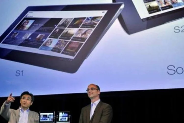 Suzuki, vice-presidente da Sony (esquerda) e Rubin, vice do Google, apresentam tablets em Tóquio (Yoshikazu Tsuno/AFP)