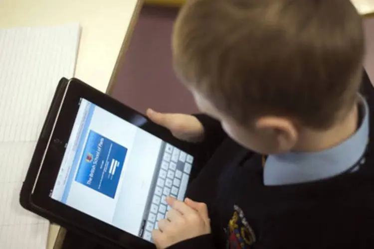 
	Estudante usa um iPad: org&atilde;o ir&aacute; considerar se aplicativos incitam crian&ccedil;as a comprarem algo
 (Fred Dufour/AFP)