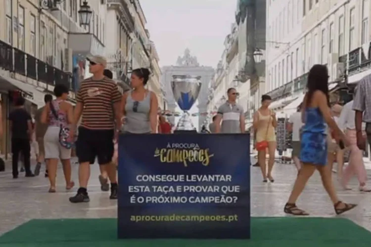 Ação da Ford em Lisboa: montadora colocou uma taça em uma das ruas mais movimentadas de Lisboa, desafiando quem passava por lá a levantá-la (Reprodução)