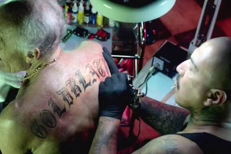 
	Idoso faz tatuagem no comercial: uma t&iacute;pica noite de farra com os amigos, com direito a invadir a piscina alheia, estourar bombinhas na porta do vizinho, dan&ccedil;ar at&eacute; cair...
 (Reprodução)