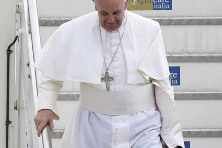 
	Papa Francisco desembarca do avi&atilde;o em Roma ap&oacute;s viagem ao Brasil: &quot;sobre a ordena&ccedil;&atilde;o das mulheres a Igreja falou e disse: N&atilde;o. Jo&atilde;o Paulo II o fez com uma formula&ccedil;&atilde;o definitiva. Essa porta est&aacute; fechada&quot;, disse
 (Alessandro Bianchi/Reuters)