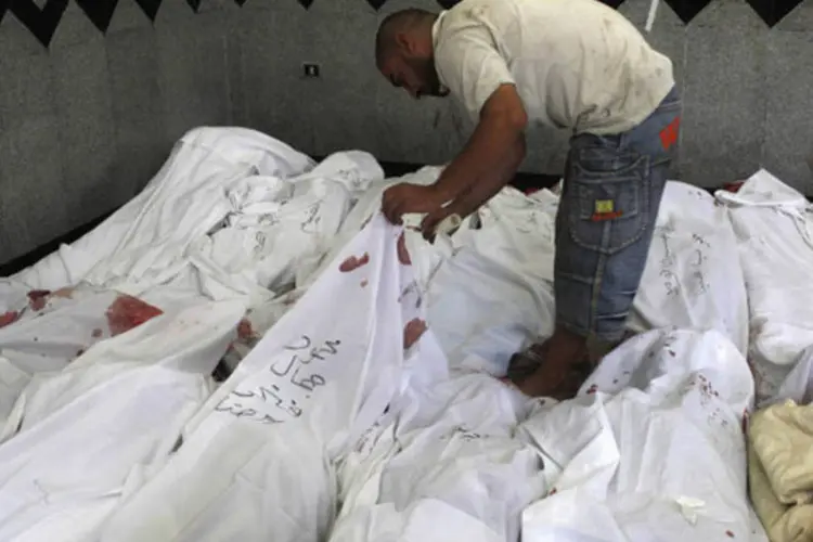 Homem busca por corpos de parentes entre as vítimas dos confrontos no Egito (Asmaa Waguih/Reuters)