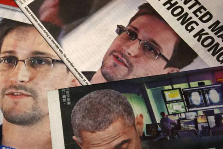 
	Fotos de Edward Snowden e do presidente dos Estados Unidos, Barack Obama, nas primeiras p&aacute;ginas dos jornais: Snowden n&atilde;o pode ficar em Moscou pois n&atilde;o h&aacute; centros de refugiados na cidade, disse porta-voz
 (Bobby Yip/Reuters)
