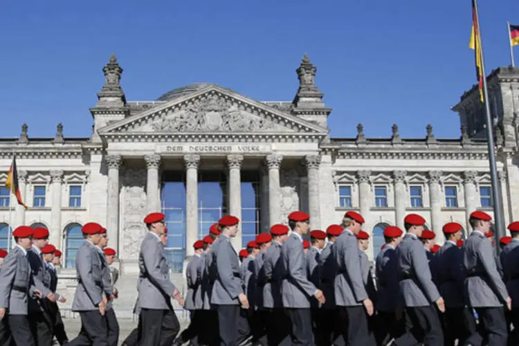 Soldados alemães em frente à Câmara baixa do país, a Bundestag: presidente do órgão é acusado de incluir em 42 páginas de sua tese passagens de outros textos sem citar as fontes adequadamente (Tobias Schwarz/Reuters)