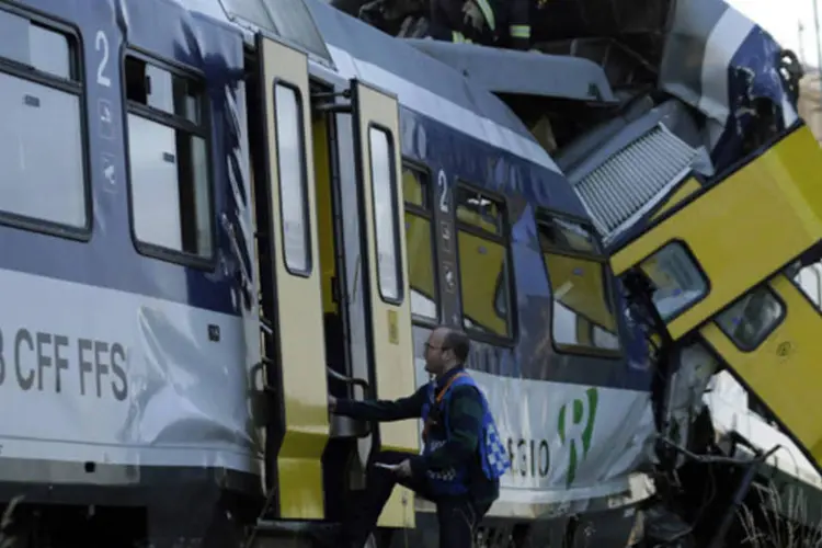 Homem trabalha em resgate após colisão de trens na Suíça: única vítima fatal foi um dos maquinistas, mas autoridades não descartam a possibilidade de outras vítimas serem encontradas (Denis Balibouse/Reuters)