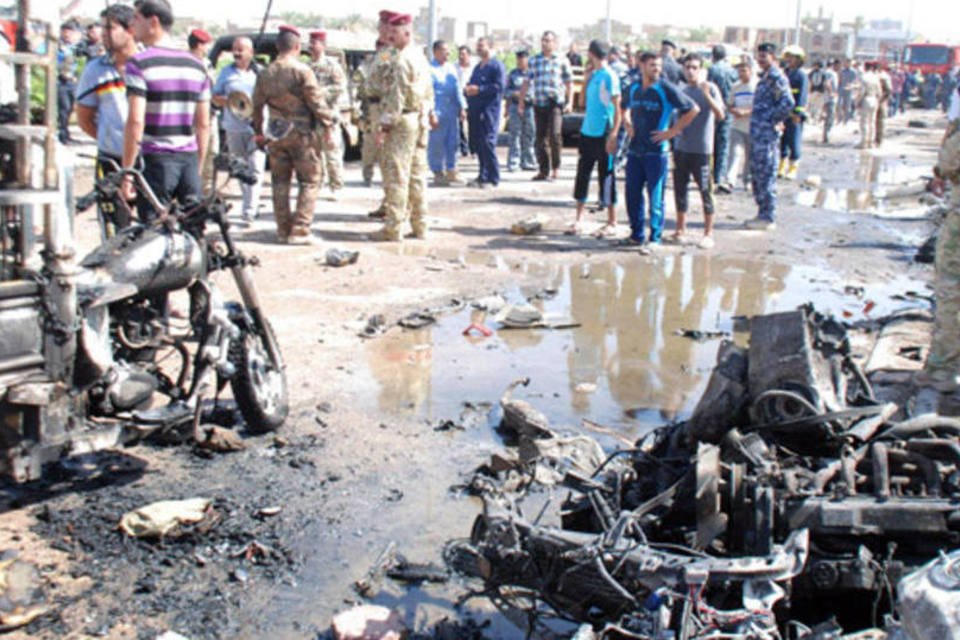 
	Membros do Ex&eacute;rcito iraquiano e pessoas ao redor de &aacute;rea atacada por carro-bomba, no Iraque: Bagd&aacute; foi a cidade mais atingida pela viol&ecirc;ncia
 (Jaafer Abed/Reuters)