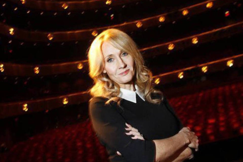 Rowling aceita doação do escritório que revelou pseudônimo