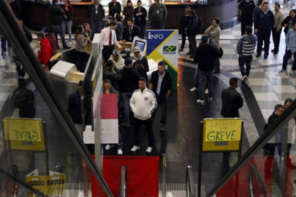 Aeroportuários decidem na próxima semana se acabam com greve