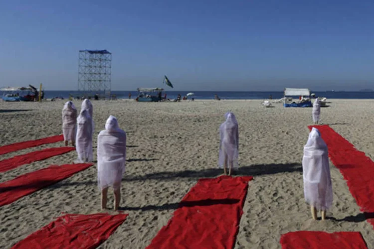 Manequins representam pessoas desaparecidas na praia de Copacabana durante protesto de ONG: ato foi organizado pela ONG Rio de Paz, que afirma que 34.681 pessoas desapareceram no Rio de Janeiro desde 2007 (Ricardo Moraes/Reuters)