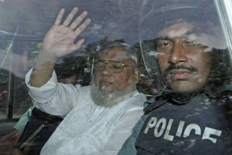 
	Ali Ahsan Mohamed Mujahid sendo levado pela pol&iacute;cia ap&oacute;s condena&ccedil;&atilde;o: veredicto foi divulgado em meio ao terceiro dia consecutivo de protestos de islamitas, que resultaram em nove mortes
 (Stringer/Reuters)