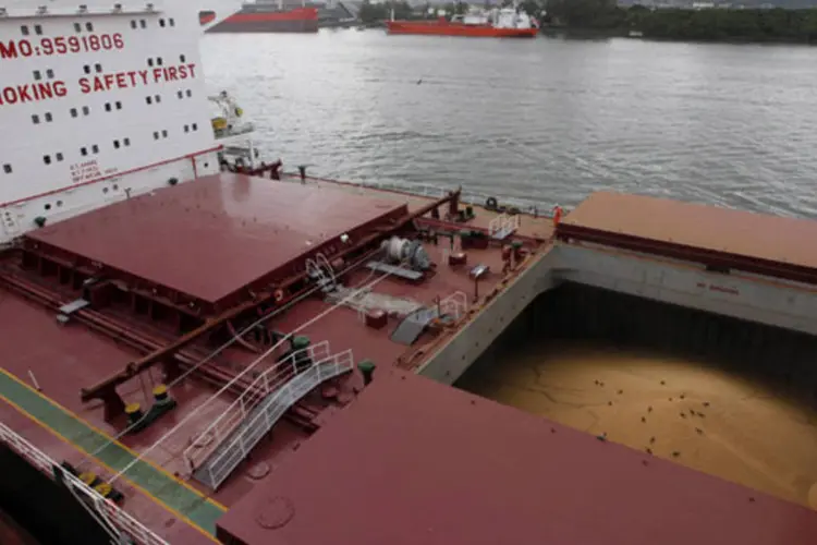 
	Navio sendo carregado com gr&atilde;os de soja no porto de Santos: o&nbsp;segmento de alimentos teve a maior contribui&ccedil;&atilde;o para a alta
 (Paulo Whitaker/Reuters)
