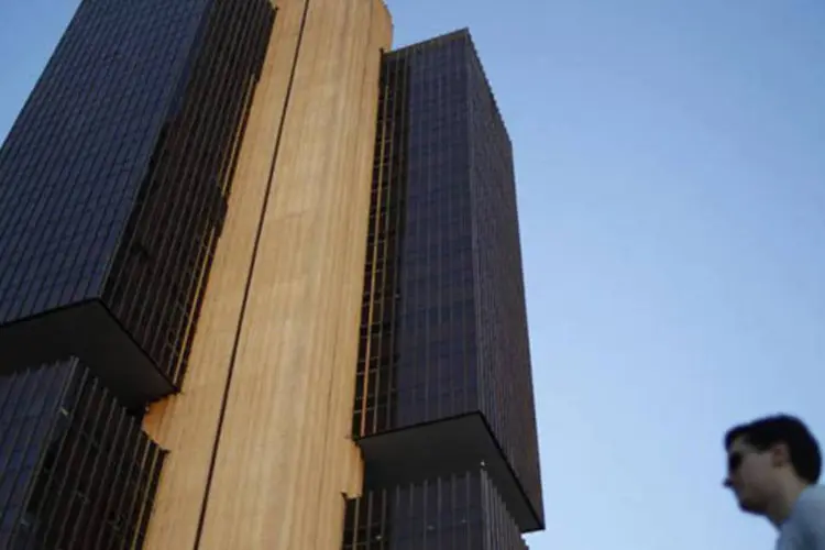 
	Sede do Banco Central em Bras&iacute;lia: BC elevou a estimativa de saldo negativo da conta corrente a 79 bilh&otilde;es de d&oacute;lares para 2013
 (Ueslei Marcelino/Reuters)