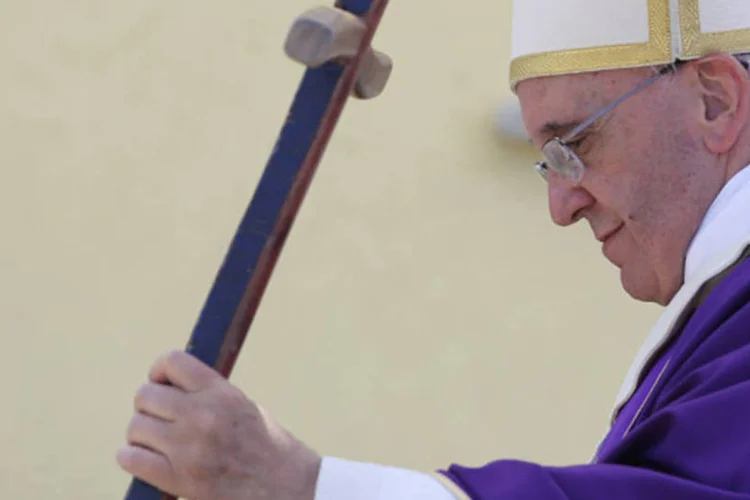 
	O papa Francisco celebra uma missa durante visita &agrave; ilha de Lampedusa: Francisco tem muita vontade de se reunir com os jovens, especialmente os latino-americanos, e j&aacute; os convidou a &quot;apostarem nos grandes ideais&quot;
 (Alessandro BianchiReuters)