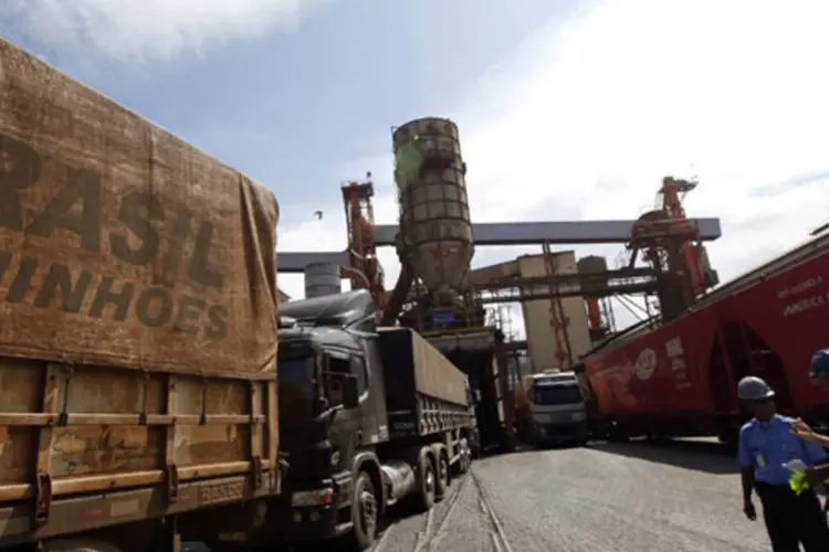 
	Caminh&otilde;es carregados com gr&atilde;os de soja em fila no porto de Santos: nos cinco &uacute;ltimos dias &uacute;teis, foram exportados 509,5 mil toneladas da oleaginosa
 (Paulo Whitaker/Reuters)