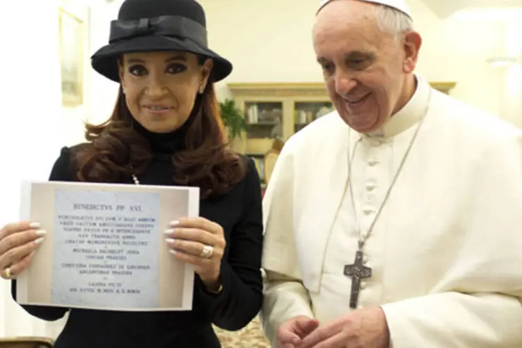 
	Cristina Kirchner mostra homenagem do Vaticano: atrav&eacute;s de sua conta no Twitter, Cristina compartilhou suas observa&ccedil;&otilde;es em torno da escolha de Jorge Bergoglio.
 (Osservatore Romano/Reuters)