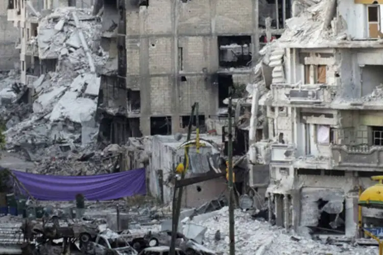 
	Carros danificados no bairro de al-Khalidiya, em Homs, S&iacute;ria:&nbsp;o presidente da comiss&atilde;o, Paulo Sergio Pinheiro,&nbsp;fez uma chamada &agrave; comunidade internacional para atuar &quot;j&aacute;&quot; e de forma &quot;decisiva&quot; para frear a &quot;carnificina.
 (Yazan Homsy/Reuters)