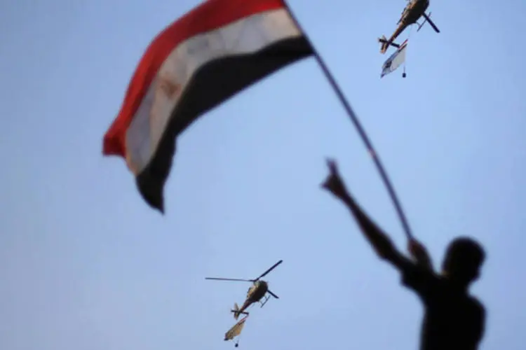 
	Helic&oacute;pteros do Ex&eacute;rcito com bandeiras eg&iacute;pcias sobrevoam Cairo, no Egito: alta comiss&aacute;ria da ONU se reuniu com o embaixador do Egito em Genebra para pedir cria&ccedil;&atilde;o dessa miss&atilde;o
 (Suhaib Salem/Reuters)