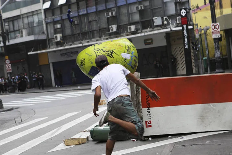 Manifestante atira objeto em protesto contra reintegração de posse no centro de São Paulo em 16 de setembro de 2014 (Reuters)