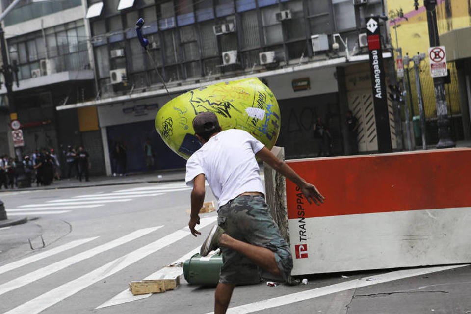 As imagens do confronto entre PM e sem-teto em São Paulo