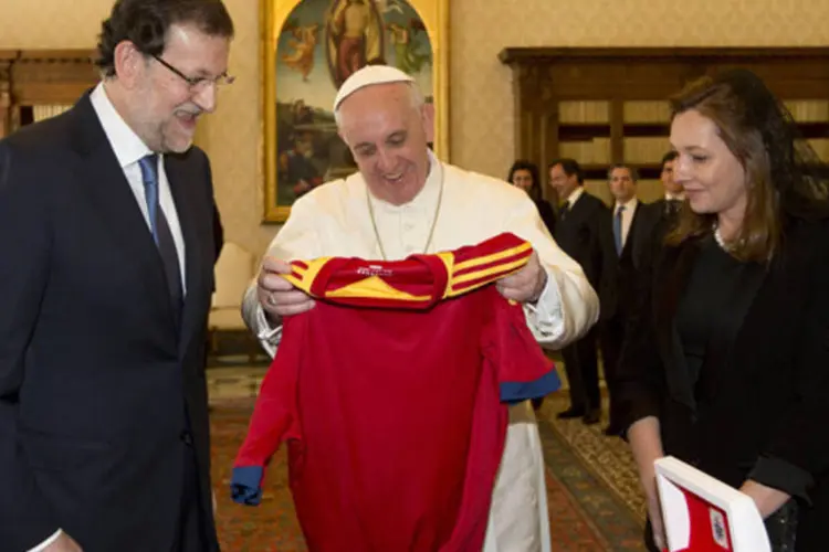 Papa Francisco recebe camiseta da seleção espanhola, presente do premiê Mariano Rajoy (e) : ambos destacaram as "boas relações bilaterais entre a Santa Sé e a Espanha" (Alessandra Tarantino/Reuters)