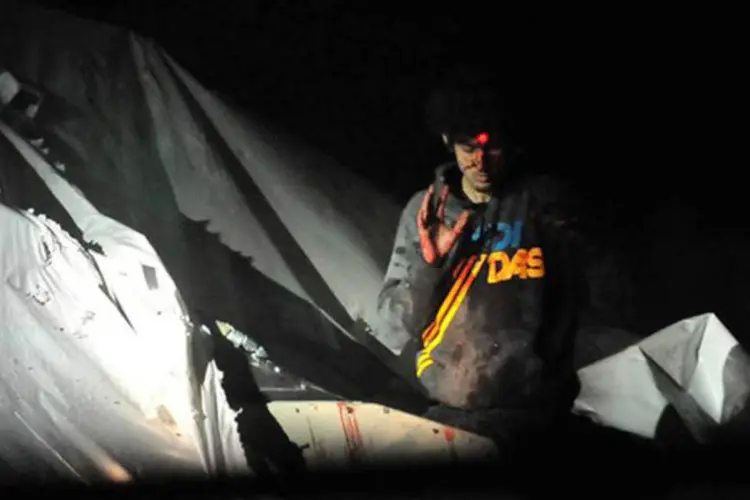 Imagem com Tsarnaev com sangue na cabeça e um ponto laser da mira de um franco-atirador: imagens feitas pelo sargento apareceram pela primeira vez na quinta-feira à noite em vários meios de comunicação do país (Sgt Sean Murphy/Boston Magazine/Reuters)