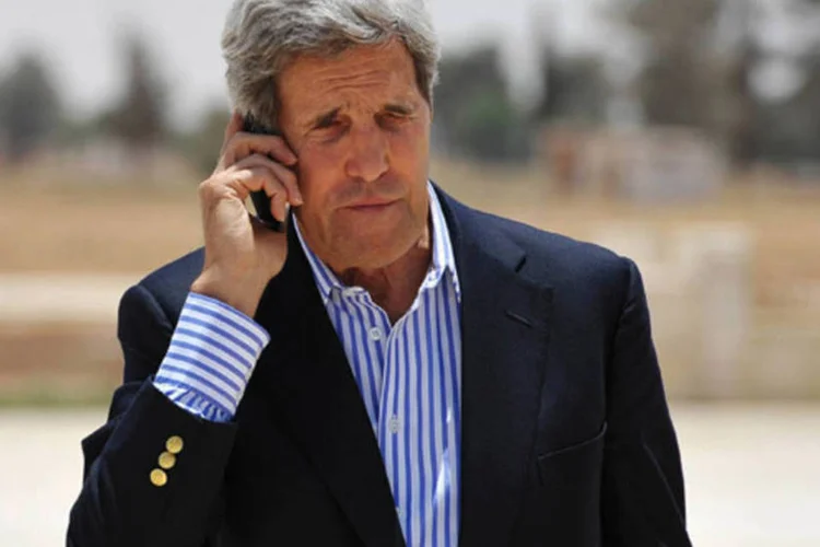 
	Secret&aacute;rio de Estado dos Estados Unidos, John Kerry, atende liga&ccedil;&atilde;o: Kerry ligou para chanceler venezuelano e falou sobre oferta de asilo da Venezuela ao ex-t&eacute;cnico da CIA, disse porta-voz
 (Mandel Ngan/Reuters)