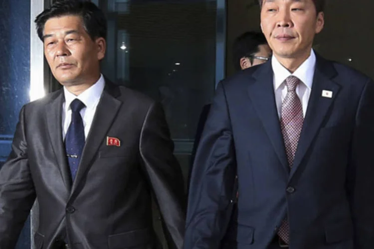 
	L&iacute;deres da delega&ccedil;&atilde;o sul-coreana, Kim Ki-woong (d), e da norte-coreana, Park Chol-su: negocia&ccedil;&otilde;es n&atilde;o mostraram progressos vis&iacute;veis at&eacute; agora
 (Korea Pool/Yonhap/Reuters)