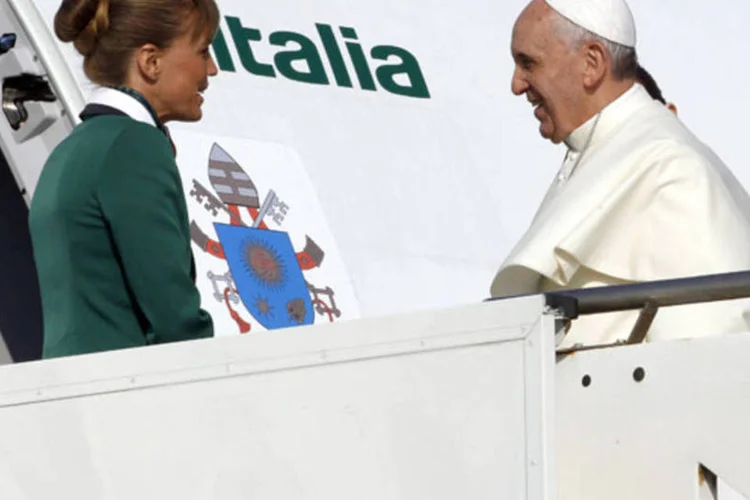 
	Papa Francisco embarca em Roma rumo ao Rio de Janeiro: &quot;corremos o risco de ter uma acelera&ccedil;&atilde;o de uma gera&ccedil;&atilde;o que nunca teve trabalho e do trabalho vem a dignidade da pessoa&quot;, disse
 (Giampiero Sposito/Reuters)