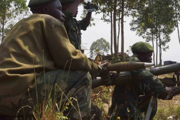 Soldados preparam armamento contra grupo rebelde M23, no leste da República Democrática do Congo: "resultado desses enfrentamentos ainda não é definitivo", informou porta-voz do governo (Kenny Katombe/Reuters)