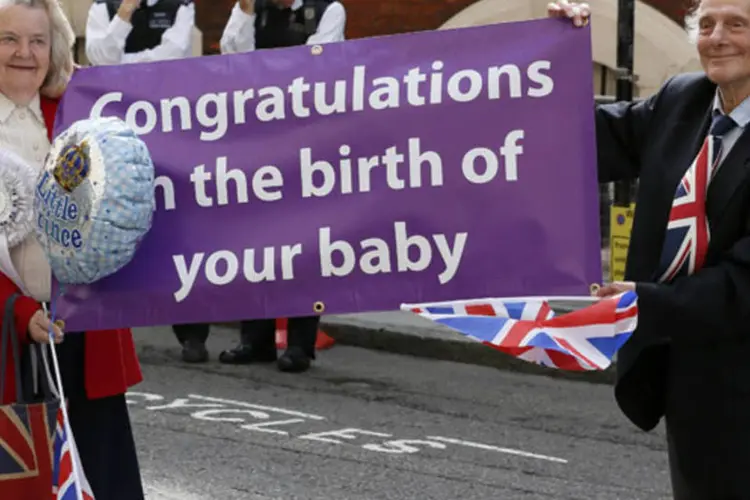 
	Simpatizantes seguram cartaz em frente &agrave; janela do hospital St Mary&#39;s, ap&oacute;s nascimento do beb&ecirc; real: crian&ccedil;a nasceu ontem ap&oacute;s parto de mais de dez horas que se desenvolveu com normalidade
 (REUTERS/Stefan Wermuth)