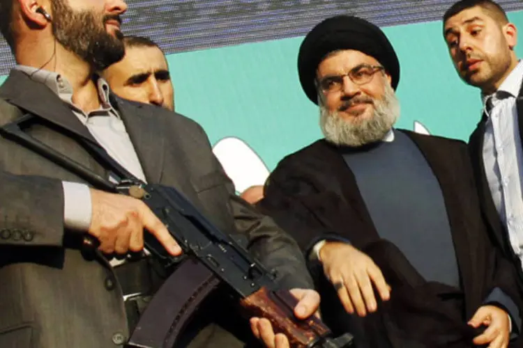 
	L&iacute;der do Hezbollah, Sayyed Hassan Nasrallah (segundo &agrave; direita), escoltado por seguran&ccedil;as em Beirute: a&ccedil;&atilde;o da UE &quot;n&atilde;o se baseia em nenhuma justificativa ou prova&quot;, afirmou o grupo xiita em nota
 (Sharif Karim/Reuters)