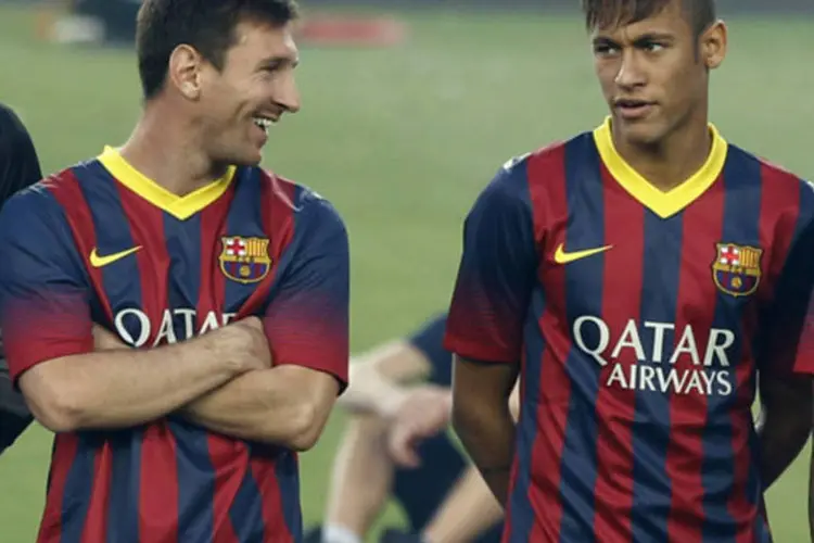 Lionel Messi (à esquerda), e Neymar: atletas importantes, como o próprio Neymar e os meias Xavi Hernández e Andrés Iniesta, se tornam jogadores "comuns" perto do camisa 10 (Gustau Nacarino/Reuters)