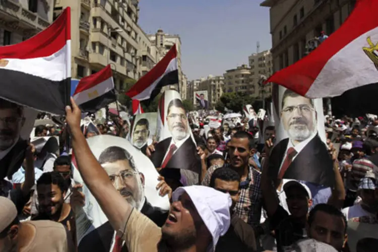 
	Membros da Irmandade Mu&ccedil;ulmana e partid&aacute;rios do presidente deposto do Egito Mohamed Mursi: porta-voz mu&ccedil;ulmano afirmou que decis&atilde;o do governo &eacute; t&iacute;pica de um&nbsp;&quot;estado repressivo de um regime militar, policialesco e ditatorial&quot;
 (Amr Abdallah Dalsh/Reuters)
