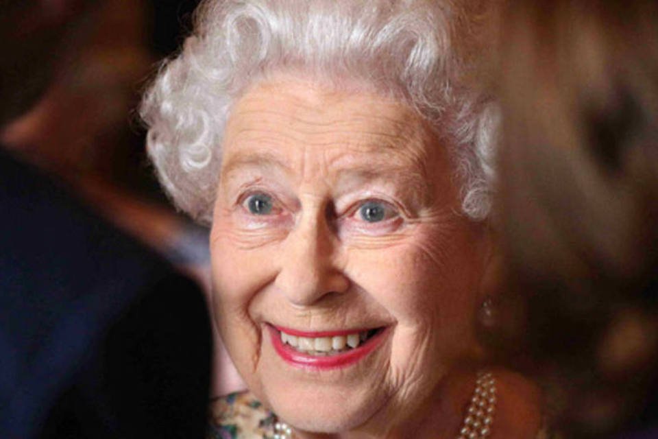 Rainha Elizabeth II visita bebê dos duques de Cambridge