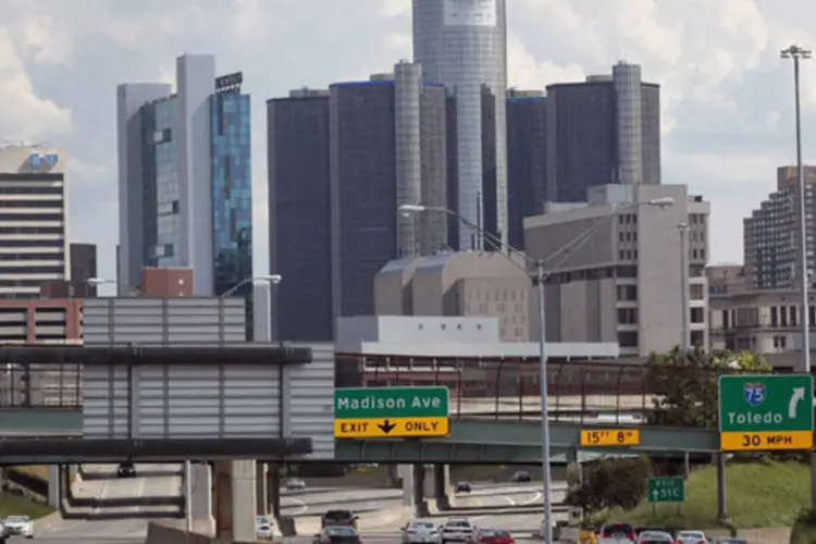 Veículos transitam por estrada em frente ao prédio da General Motors, em Detroit: suspensão da ordem permitirá o início do processo de revisão judicial da declaração de quebra feita pela cidade (Rebecca Cook/Reuters)