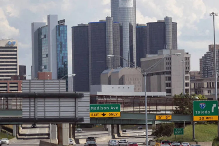 Veículos transitam por estrada em frente ao prédio da General Motors, em Detroit: suspensão da ordem permitirá o início do processo de revisão judicial da declaração de quebra feita pela cidade (Rebecca Cook/Reuters)