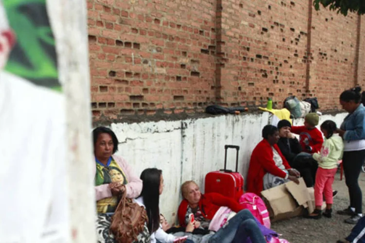 Católicos em frente à Basílica de Nossa Senhora de Aparecida, ontem: pelo menos 200 mil pessoas são esperadas na cidade, mas apenas 15 mil poderão entrar na basílica (Edison Lopes Jr/Reuters)