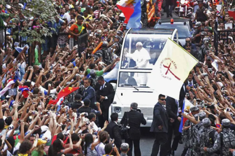 
	Papa Francisco desfila em papam&oacute;vel pelo centro do Rio de Janeiro, em 22 de julho: protestos est&atilde;o permitidos apenas do lado de fora das &aacute;reas destinadas &agrave; ben&ccedil;&atilde;o papal, de acordo com a PM
 (Ueslei Marcelino/Reuters)