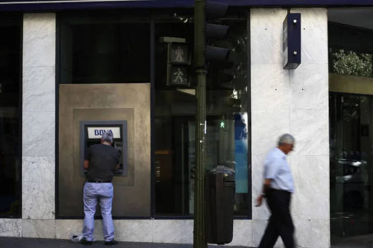 Homem utiliza caixa eletrônico da BBVA em Madri, Espanha: "após praticamente cinco anos de crise, está se chegando ao fundo do poço em 2013, dando passagem em 2014 à recuperação sustentada da atividade econômica", disse a instituição (Susana Vera/Reuters)