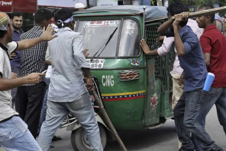 Ação de vandalismo após condenação de ex-líder islamita, em Bangladesh: hoje, com uma greve convocada pelos islamitas, novos confrontos entre a polícia e os fundamentalistas ocorrem no país (Reuters)